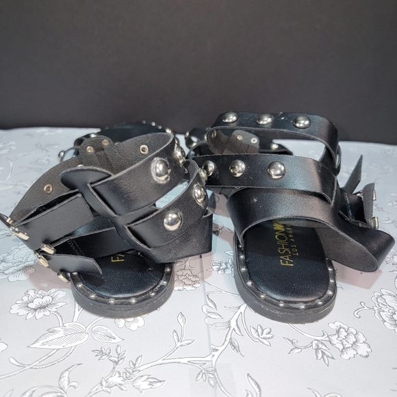 Fashion Nova Woman Black and Silver Stud Gladiator Sandals size 8 Flat Shoes - Picture 7 of 10